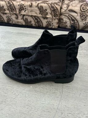 TOMS Ella Black Crushed Velvet Chelsea Ankle Boots Size 7